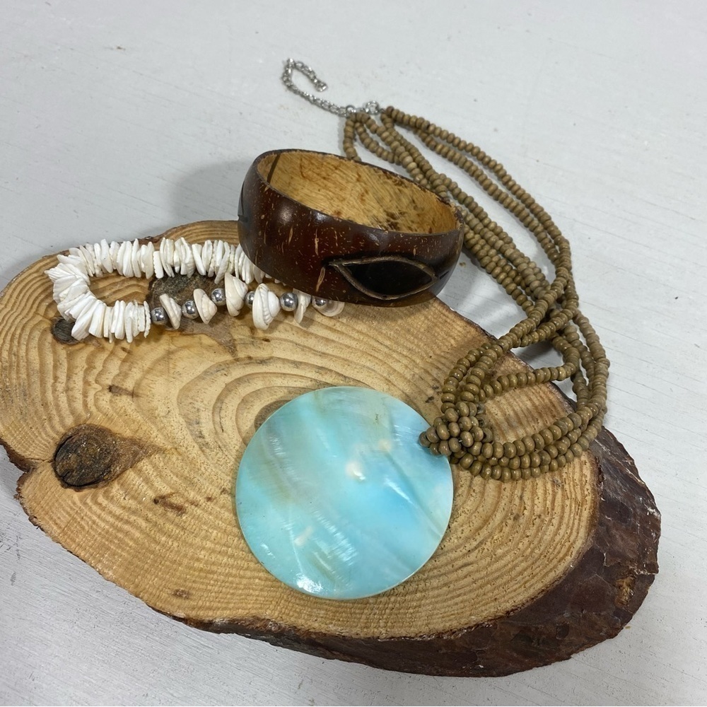 Lot of 2 island bracelets and necklace​​​​​​​​​​​​​​​